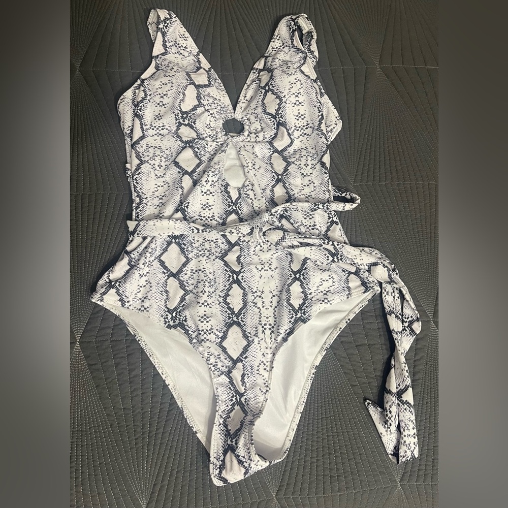 Swimsuit Snakeskin Knot One Piece‎ Swimsuit Size 0XL